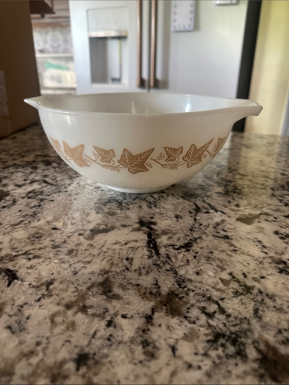 Vintage Pyrex 2 1/2 Qt bowl